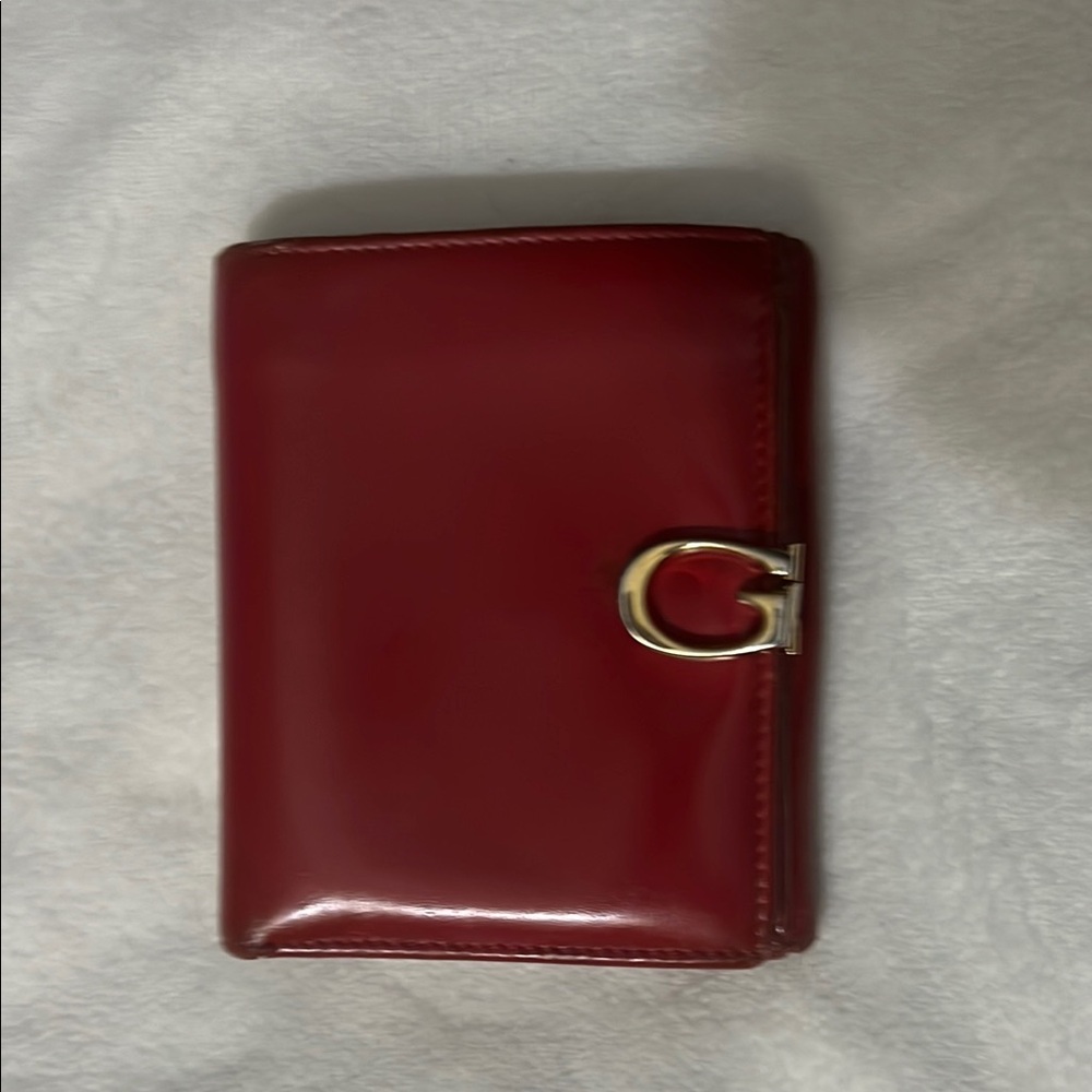 Red Leather Gucci Bi-Fold Wallet with Gold clasp